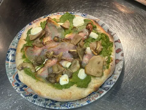 Pizza eTrigu servita al tavolo, vista ravvicinata
