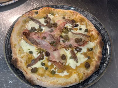 Pizza eTrigu con ingredienti colorati e bordo ben cotto