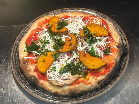 Pizza eTrigu con ingredienti assortiti fotografata da vicino