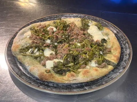 Pizza eTrigu appena servita, inquadrata dall'alto