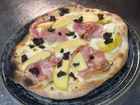 Pizza eTrigu con bordo dorato e ingredienti ben distribuiti