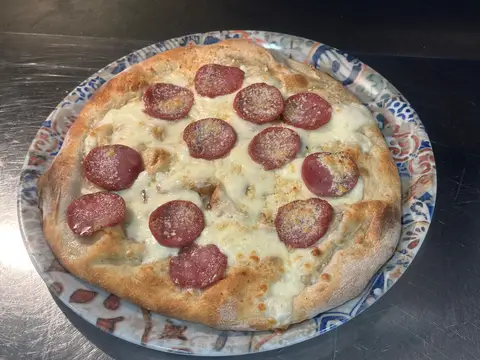 Pizza eTrigu fotografata in primo piano con forte presenza visiva