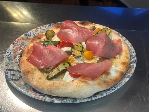 Pizza eTrigu servita con presentazione curata