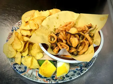 Fritto misto di mare con chips e limone servito al piatto