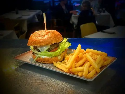 Hamburger servito con patatine fritte nel bistrot eTrigu