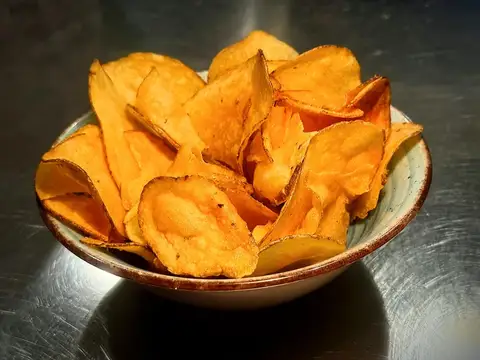 Patatine chips croccanti servite in ciotola