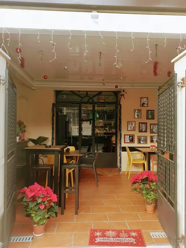 Ingresso di eTrigu con atmosfera bistrot e vista della sala
