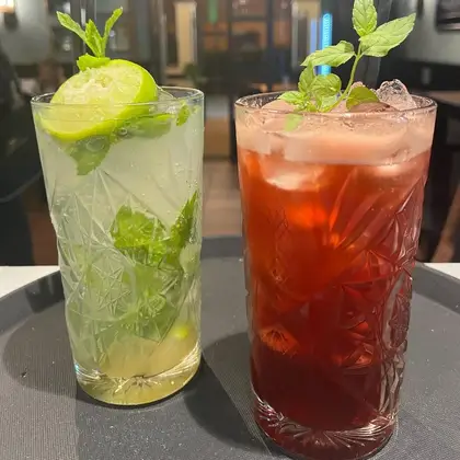 Cocktail colorati serviti al tavolo eTrigu