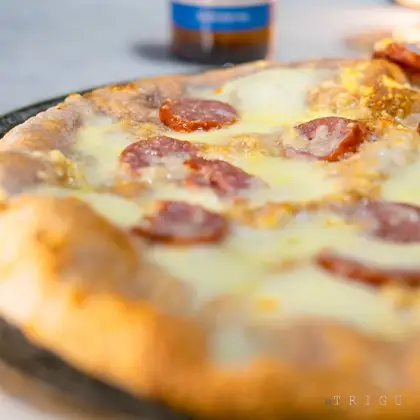 Pizza eTrigu servita al tavolo