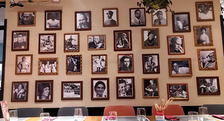 Parete di eTrigu con ritratti incorniciati dedicati a figure che hanno reso grande la Sardegna